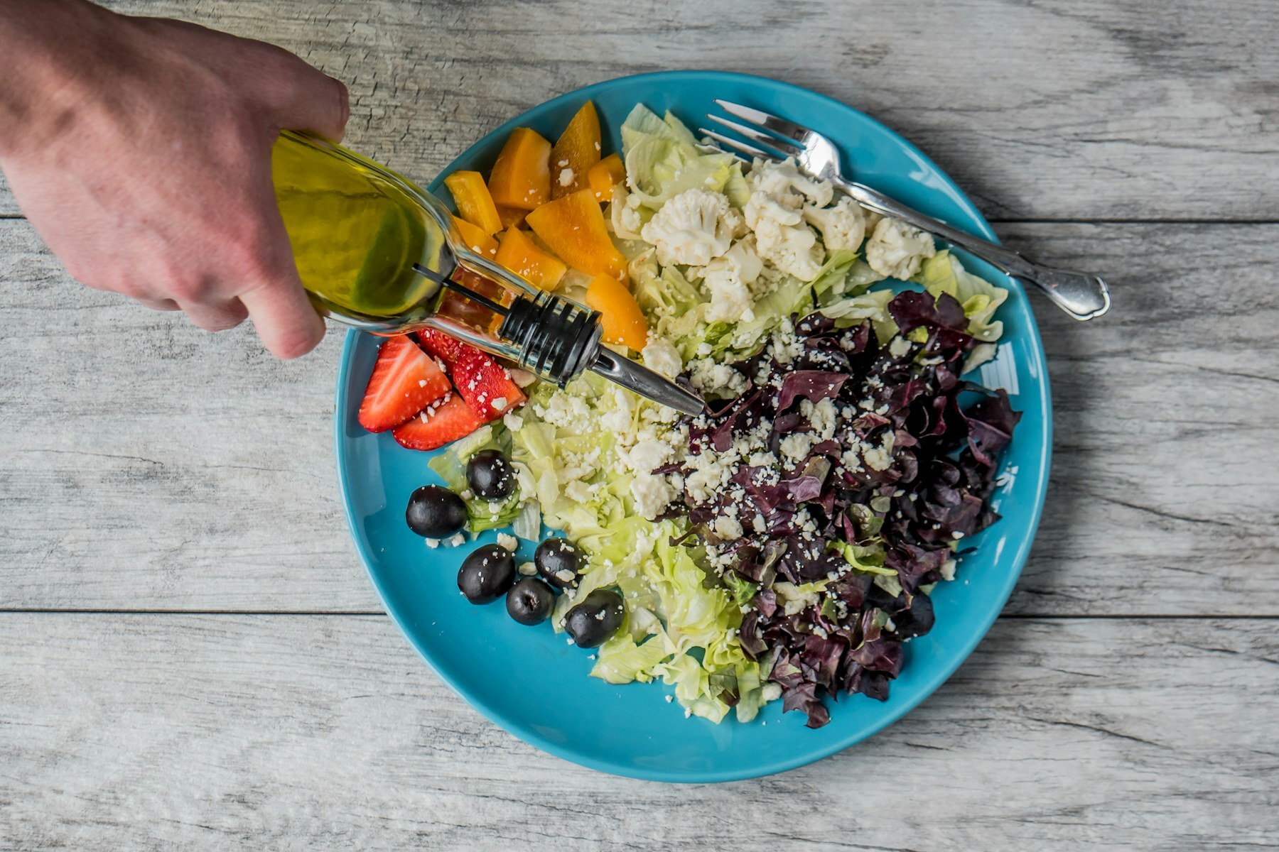 Préparation d’une salade riche en végétaux